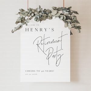Puede incluir: Un letrero blanco con texto negro que dice "WELCOME TO HENRY'S Retirement Party". El letrero tambi&eacute;n dice "CHEERS TO 40 YEARS!" y una fecha. El letrero est&aacute; decorado con una guirnalda de hojas verdes.