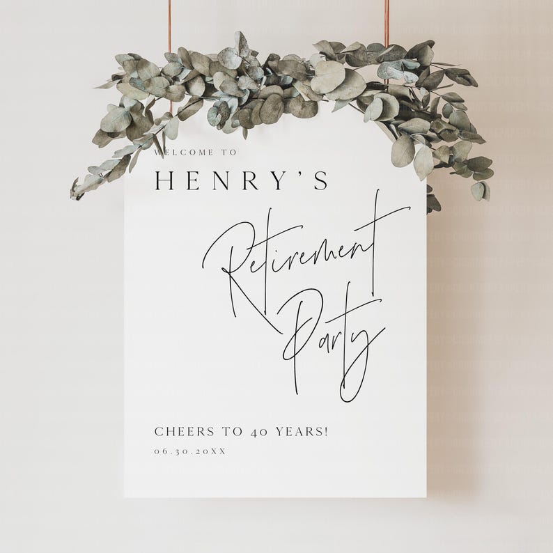 Puede incluir: Un letrero blanco con texto negro que dice "WELCOME TO HENRY'S Retirement Party". El letrero tambi&eacute;n dice "CHEERS TO 40 YEARS!" y una fecha. El letrero est&aacute; decorado con una guirnalda de hojas verdes.