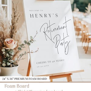 Puede incluir: Un letrero de bienvenida de espuma blanca sobre un caballete, con el texto "Welcome to Henry's Retirement Party". El letrero mide 61 cm x 91 cm e incluye el texto "Cheers to 40 Years!"