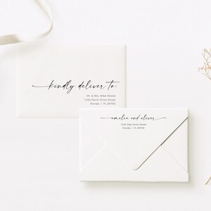 Pode incluir: Dois envelopes brancos com caligrafia preta. O envelope superior tem o texto "kindly deliver to:" seguido de um endere&ccedil;o. O envelope inferior tem o texto "amelia and oliver" seguido de um endere&ccedil;o.