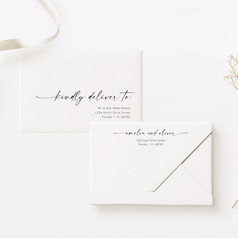 Pode incluir: Dois envelopes brancos com caligrafia preta. O envelope superior tem o texto "kindly deliver to:" seguido de um endere&ccedil;o. O envelope inferior tem o texto "amelia and oliver" seguido de um endere&ccedil;o.