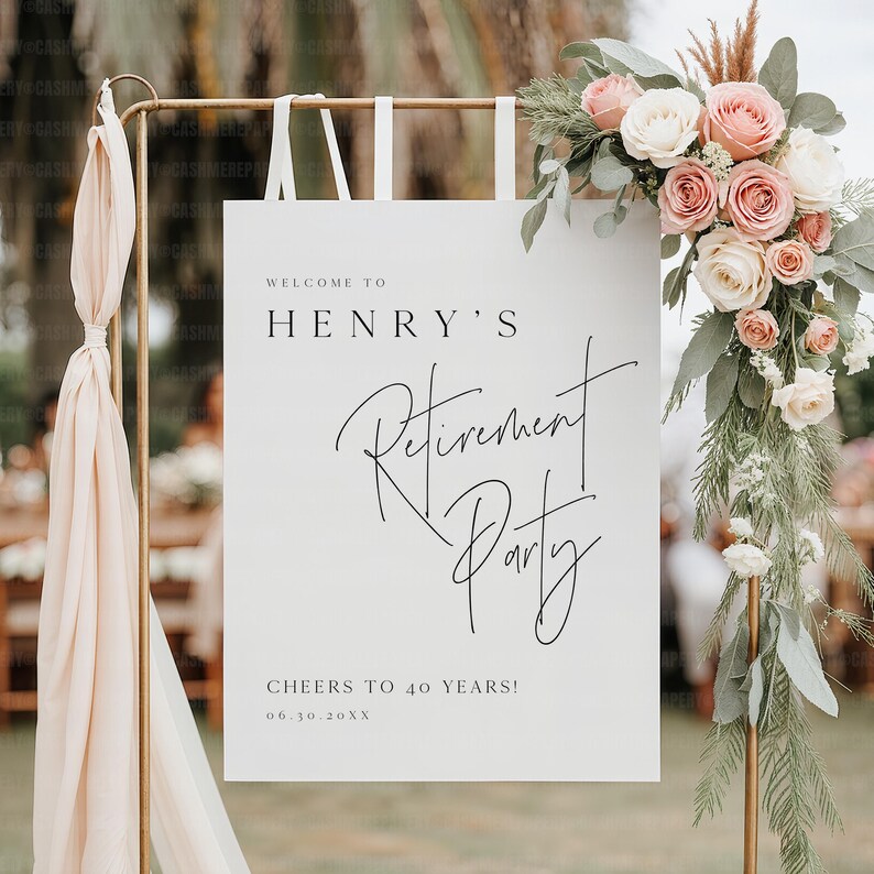 Puede incluir: Un letrero blanco con el texto "WELCOME TO HENRY'S Retirement Party" en escritura negra. El letrero est&aacute; decorado con un arreglo floral de rosas rosas y blancas y vegetaci&oacute;n. El letrero dice "CHEERS TO 40 YEARS!" y la fecha.