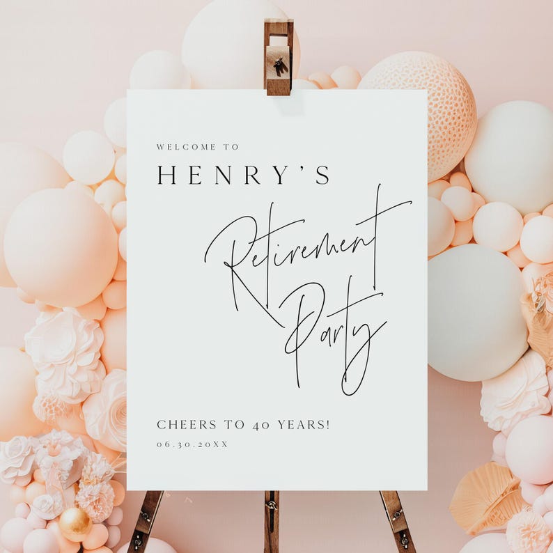Puede incluir: Un letrero blanco sobre un caballete de madera con el texto "Welcome to Henry's Retirement Party" en escritura negra. El letrero tambi&eacute;n dice "Cheers to 40 Years!" y una fecha. El fondo presenta un arco de globos en tonos blancos y melocot&oacute;n.