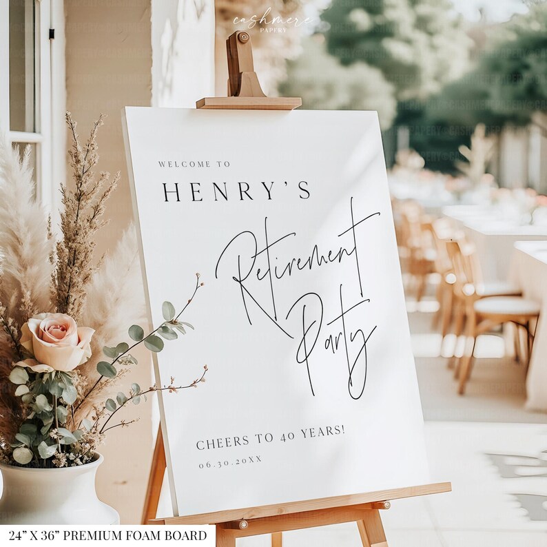 Puede incluir: Un letrero de espuma blanco sobre un caballete de madera, con el texto "WELCOME TO HENRY'S Retirement Party" en escritura negra. El letrero mide 61 x 91 cm e incluye el texto "CHEERS TO 40 YEARS!" y la fecha 06.30.20XX.