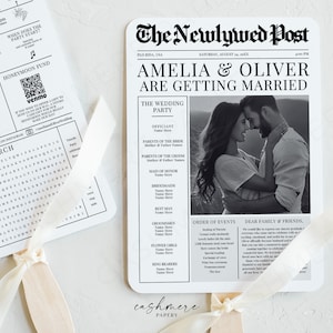 Könnte beinhalten: Eine schwarz-weiße Hochzeitsanzeige für Amelia und Oliver. Die Anzeige zeigt ein Foto des Paares, das Hochzeitsdatum und die Reihenfolge der Ereignisse. Der Text "The Newlywed Post" steht oben auf der Anzeige.