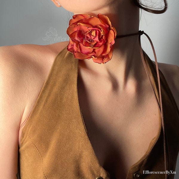 Fleur de cou de corsage faite à la main irisée en rouille avec un éclat rose par efflorescence