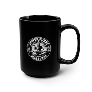 Pode incluir: Caneca de cerâmica preta com um logotipo circular branco que diz "POWER FORGE WORKSHOP" em torno de uma figura de ferreiro. A caneca tem uma alça grande e um acabamento brilhante.
