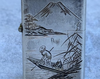 Encendedor japonés de la época de la Segunda Guerra Mundial, estilo "zippo". Grabado del Monte Fuji. Un encendedor realmente bonito.