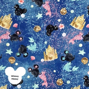 Puede incluir: Un dise&ntilde;o de tela caprichoso sobre un fondo azul con siluetas de Mickey Mouse, castillos de arena, conchas marinas y colas de sirena. El dise&ntilde;o incluye estrellas, flores y detalles brillantes. El texto "Whimsy Mickey" est&aacute; en un c&iacute;rculo blanco.