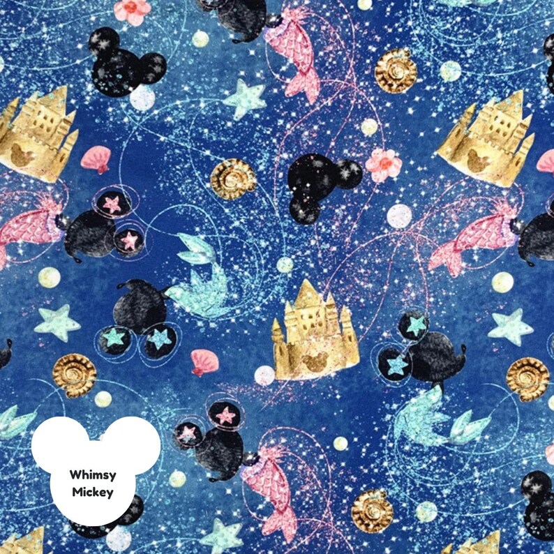 Puede incluir: Un dise&ntilde;o de tela caprichoso sobre un fondo azul con siluetas de Mickey Mouse, castillos de arena, conchas marinas y colas de sirena. El dise&ntilde;o incluye estrellas, flores y detalles brillantes. El texto "Whimsy Mickey" est&aacute; en un c&iacute;rculo blanco.
