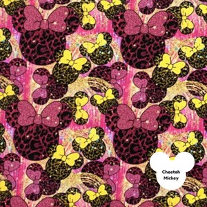 Puede incluir: Un patr&oacute;n repetido con siluetas de Minnie Mouse con cuerpos de estampado de guepardo y lazos rosas con purpurina. Lazos amarillos y un fondo rosa con detalles de purpurina dorada completan el dise&ntilde;o. El texto "Cheetah Mickey" est&aacute; en un c&iacute;rculo blanco.