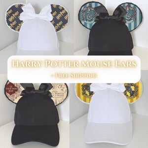Puede incluir: Cuatro gorras de béisbol con diseños de orejas de ratón. Las gorras son blancas y negras, con diferentes diseños de orejas con temas de Harry Potter. El texto "HARRY POTTER MOUSE EARS" se muestra en el centro de la imagen.