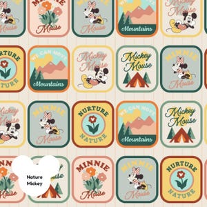 Puede incluir: Un patr&oacute;n repetitivo de insignias cuadradas de estilo retro con ilustraciones de Mickey y Minnie Mouse. Las insignias incluyen texto como "Mouse", "Mountains" y "Nature", con una paleta de colores beige, verde azulado, naranja y amarillo.