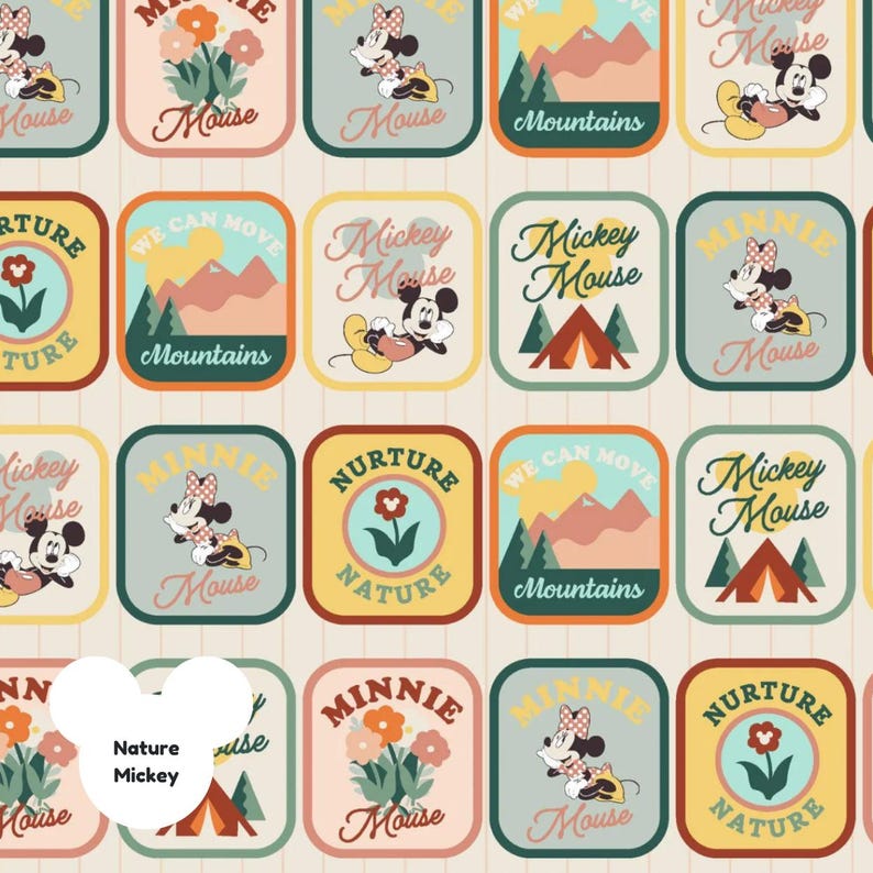 Puede incluir: Un patr&oacute;n repetitivo de insignias cuadradas de estilo retro con ilustraciones de Mickey y Minnie Mouse. Las insignias incluyen texto como "Mouse", "Mountains" y "Nature", con una paleta de colores beige, verde azulado, naranja y amarillo.