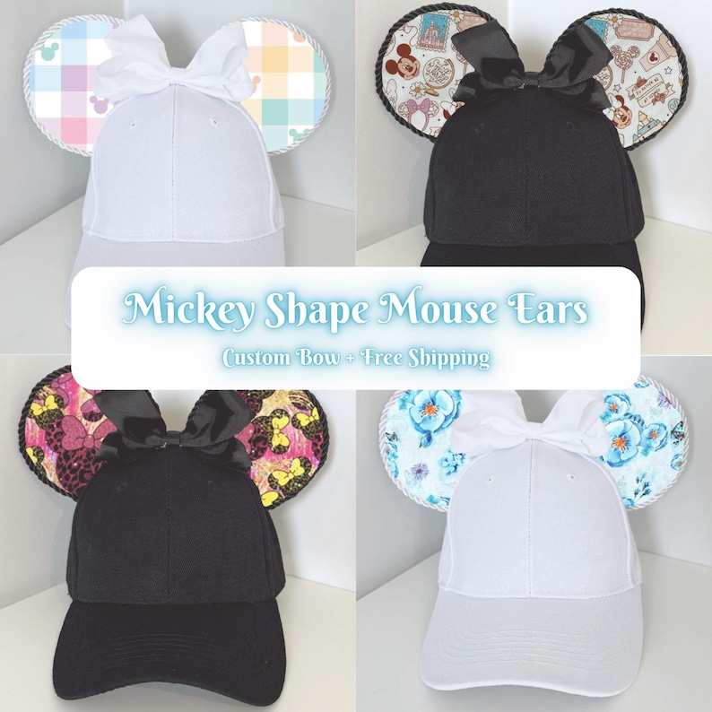 Puede incluir: Cuatro gorras de b&eacute;isbol con dise&ntilde;os de orejas de Mickey Mouse. Se muestran dos gorras blancas y dos negras. Las orejas tienen diferentes patrones, incluyendo un estampado de cuadros pastel, un estampado tem&aacute;tico de Disney, un dise&ntilde;o floral y un estampado de leopardo. Cada gorra tiene un lazo a juego.