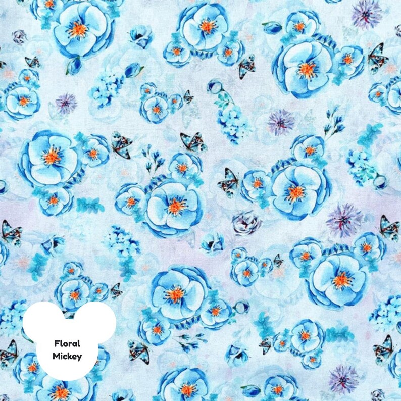 Puede incluir: Un patr&oacute;n repetido de flores de acuarela azul claro con centros naranjas y mariposas sobre un fondo blanco. El dise&ntilde;o incluye el texto "Floral Mickey" en un c&iacute;rculo blanco.