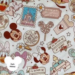 Puede incluir: Tela blanca con un patr&oacute;n repetido de ilustraciones tem&aacute;ticas de Disney. Mickey y Minnie Mouse, un castillo, un globo terr&aacute;queo y el texto "I'd Rather Be at Disney" se encuentran entre los dise&ntilde;os. Tambi&eacute;n son visibles las palabras "Park Mickey".