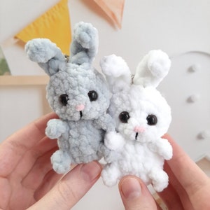Schema all'uncinetto per portachiavi coniglietto, tutorial Amigurumi PDF in inglese