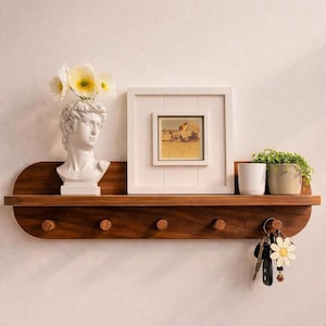 Puede incluir: Un letrero de madera rústica con el texto "Welcome to our home" en letras blancas. El letrero presenta un acabado envejecido y un diseño sencillo y acogedor, perfecto para un porche o entrada.