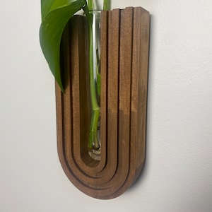 Handgefertigte Wandvase aus Holz - Hängevase mit Glasröhrchen - Innenwand Gartendekoration - Perfektes Geschenk für Pflanzenliebhaber