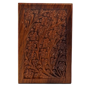 Puede incluir: Una caja de madera con un dise&ntilde;o floral tallado. La caja est&aacute; hecha de madera marr&oacute;n oscura y tiene una forma rectangular.