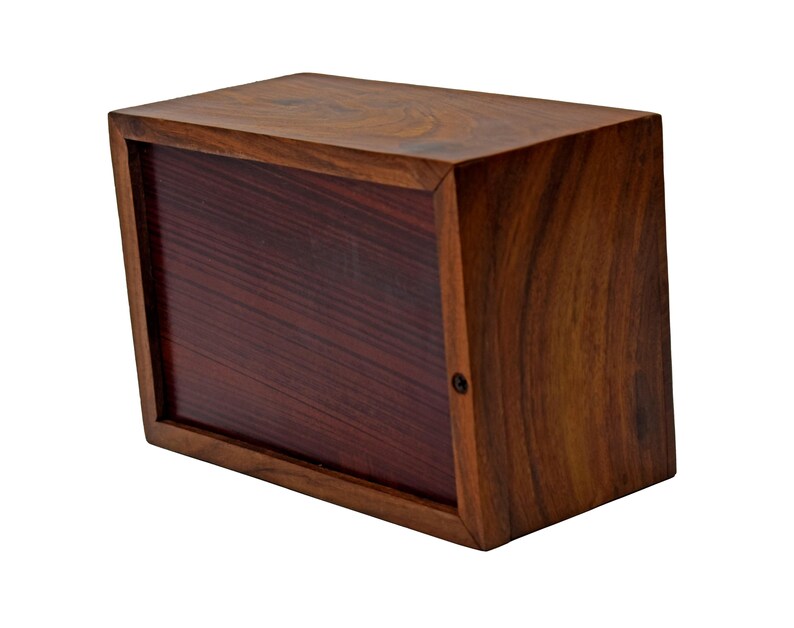 Puede incluir: Una caja de madera con un interior rojo oscuro. La caja est&aacute; hecha de madera maciza y tiene un acabado natural.