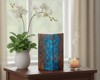Urna de cremación de madera hecha a mano, con incrustaciones florales de resina azul.