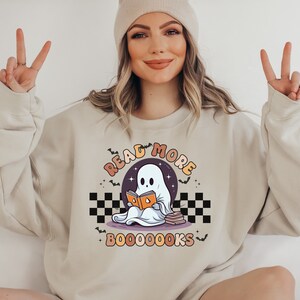 Leer más Libros Sudadera de profesor espeluznante, Sudadera de profesor espeluznante linda, Sudadera de Halloween de profesor retro, Cuello redondo de otoño, Regreso a la escuela