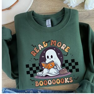 Leer más Libros Sudadera de profesor espeluznante, Sudadera de profesor espeluznante linda, Sudadera de Halloween de profesor retro, Cuello redondo de otoño, Regreso a la escuela