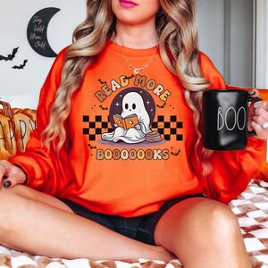 Leer más Libros Sudadera de profesor espeluznante, Sudadera de profesor espeluznante linda, Sudadera de Halloween de profesor retro, Cuello redondo de otoño, Regreso a la escuela