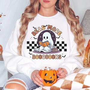 Leer más Libros Sudadera de profesor espeluznante, Sudadera de profesor espeluznante linda, Sudadera de Halloween de profesor retro, Cuello redondo de otoño, Regreso a la escuela