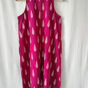 Vestido de algodón rosa con estampado floral en bloques: Vestido de verano estilo boho sin mangas