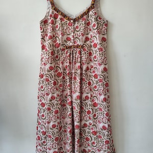 Vestido lencero de algodón con estampado floral: vestido midi de verano con tirantes y bolsillos