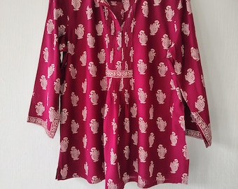 Bordeauxrode bloementuniektop: rayon blouse met handblokprint