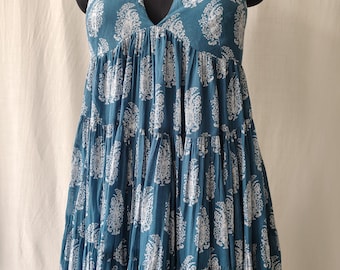 Vestido largo azul de algodón con escote halter: estilo bohemio con volantes, ideal para la playa o resort.