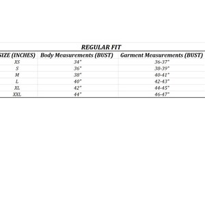 Puede incluir: Un gr&aacute;fico blanco con texto negro que detalla las medidas corporales y de la prenda de ajuste regular en pulgadas. Las tallas van de la XS a la XXL, con medidas de busto correspondientes de 86 cm a 119 cm.