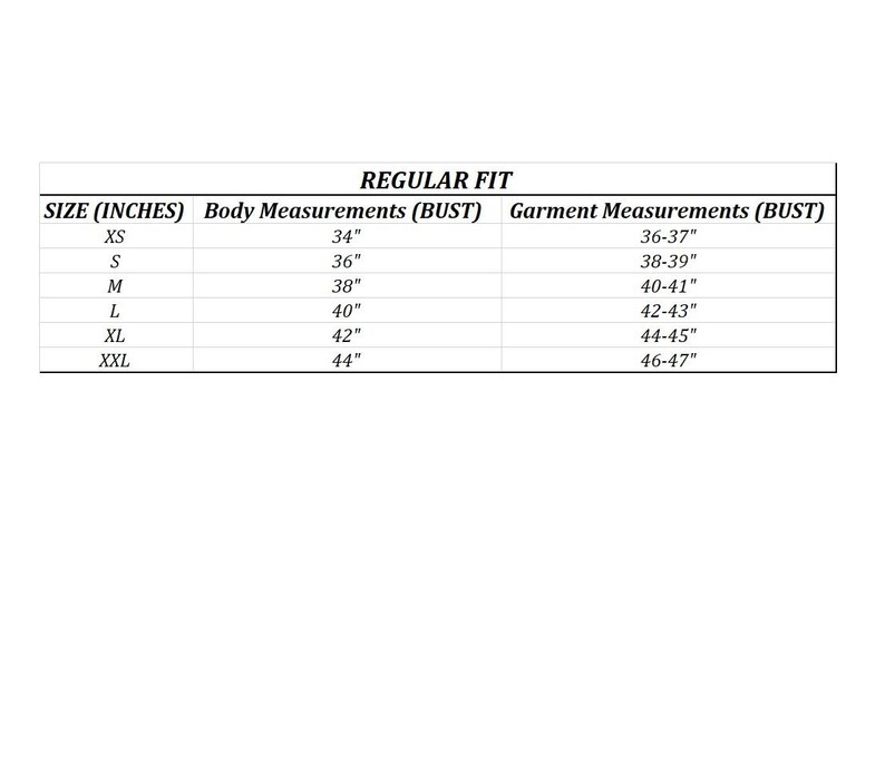 Puede incluir: Un gr&aacute;fico blanco con texto negro que detalla las medidas corporales y de la prenda de ajuste regular en pulgadas. Las tallas van de la XS a la XXL, con medidas de busto correspondientes de 86 cm a 119 cm.