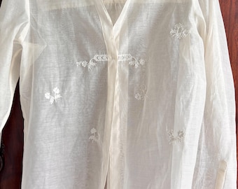 Blusa floral bordada a mano / Top transparente de algodón y seda