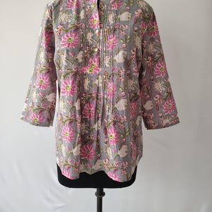 Tunika-Top aus Baumwolle mit Blockdruck und Falten vorne: Boho-Bluse, handgefertigt, mit Stehkragen