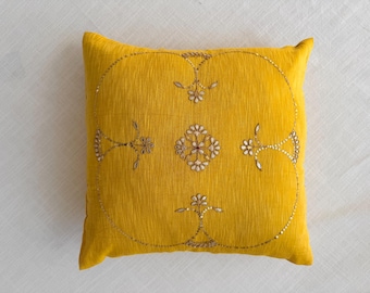 Gele handgeborduurde kussenhoes | Indisch katoenen zijden kussen Gotapatti | Boho-bankdecoratie