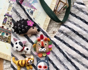 Viltspeld, handgemaakte speld, handgevilte broche, kinderbroche, dierenbroche, unieke speld, viltaccessoire