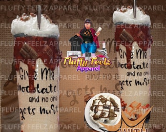 Könnte beinhalten: Ein Becher mit Schokoladenmotiv und dem Text "Give me chocolate and no one gets hurt." Das Design umfasst Schokoladentropfen, Schlagsahne und Schokoriegel-Akzente. Ein kleines Dessert mit Topping ist ebenfalls zu sehen.