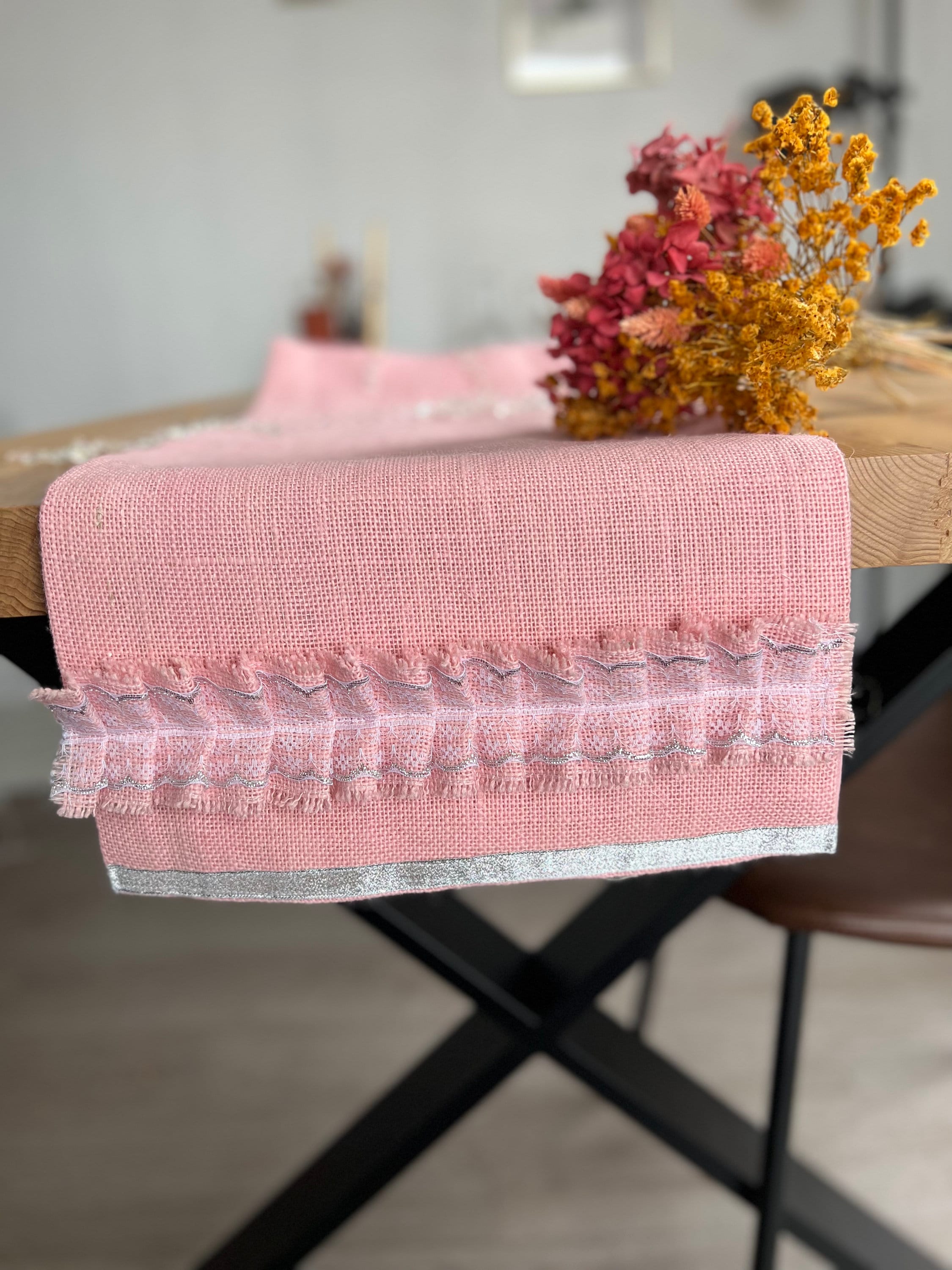 Chemin de table en tissu nuages rose 