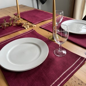 Burgundy colored placemats in eco-friendly burlap with fringes for baptisms, weddings, parties, celebrations