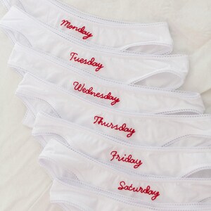 Ropa interior bordada a mano con los días de la semana imagen 4