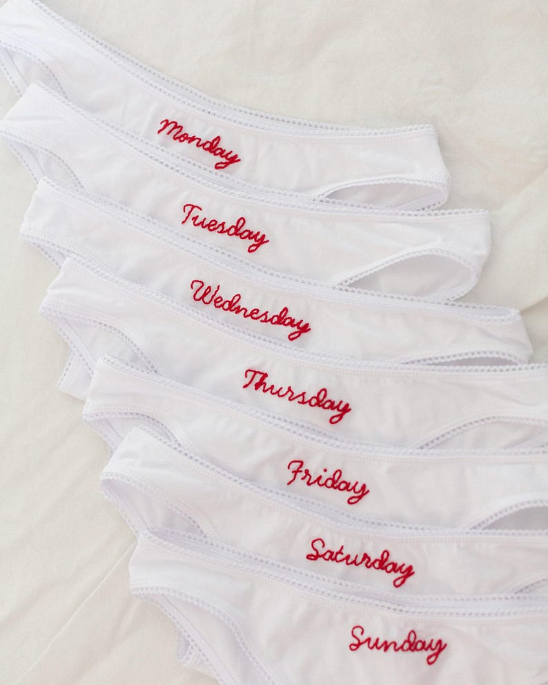 Ropa interior bordada a mano con los días de la semana imagen 4