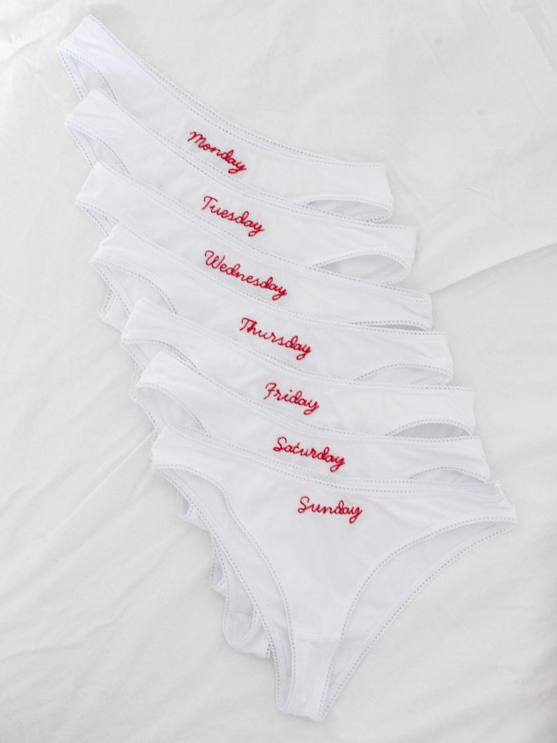 Ropa interior bordada a mano con los días de la semana imagen 1