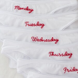 Ropa interior bordada a mano con los días de la semana imagen 2