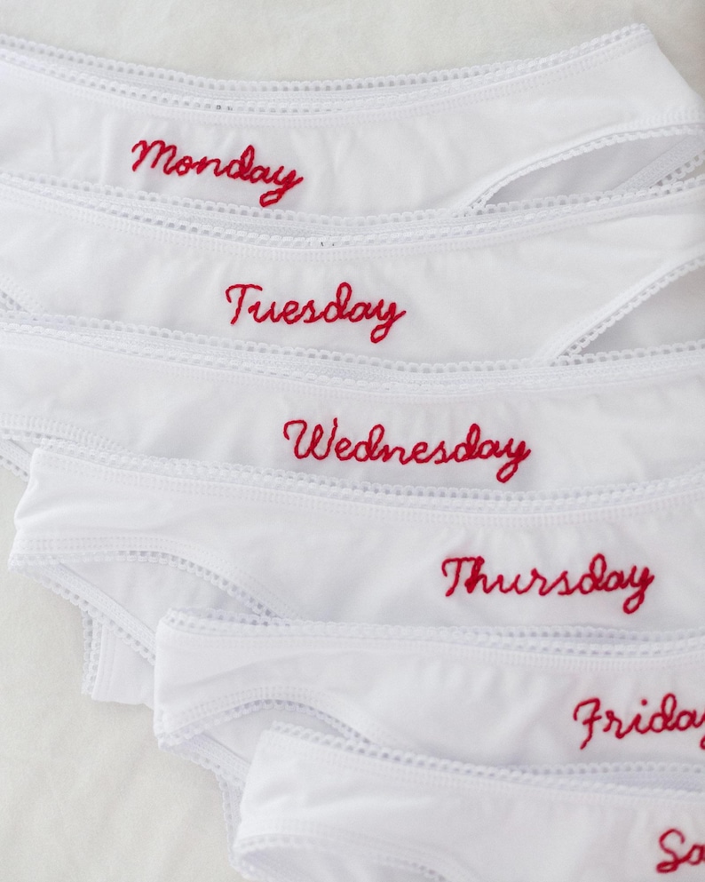 Ropa interior bordada a mano con los días de la semana imagen 2