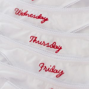 Ropa interior bordada a mano con los días de la semana imagen 3